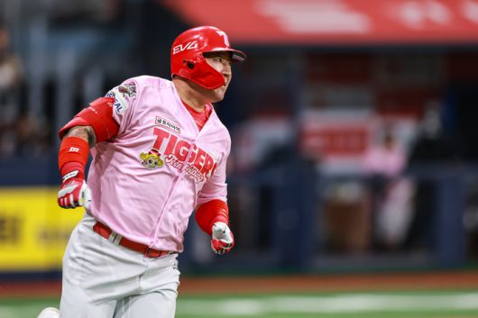 KIA 최형우가 5일 고척스카이돔에서 열린 2025 KBO리그 키움전에서 6회초 3점 홈런을 때린 후 베이스를 돌고 있다. 개인 통산 400번째 홈런이다. 사진 | KIA 타이거즈