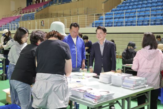 육동한 춘천시장이 24일 호반체육관을 찾아 21대 대통령선거 공보물 발송작업 현장에서 공보물 작업에 참여한 공무원과 통장 등 110명을 격려했다.   사진|춘천시청