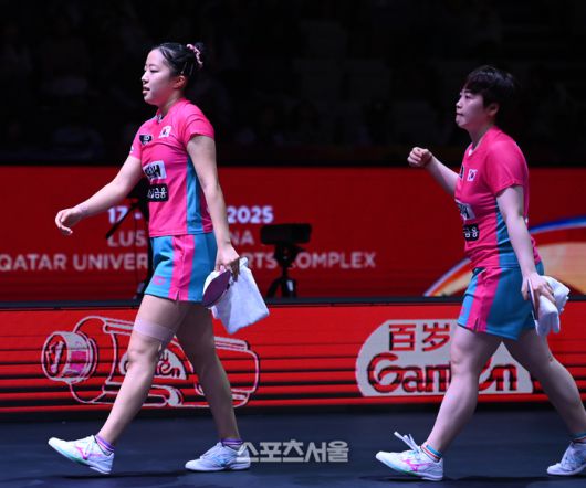 신유빈, 유한나가 24일 카타르 도하 루사일 아레나에서 열린 2025 국제탁구연맹(ITTF) 세계선수권대회 여자복식 4강 소피아 폴차노바(오스트리아) - 베르나데트 소츠(루마니와)과 경기에서 패한 후 아쉬워하고 있다. 2025. 5. 24.  도하(카타르) | 최승섭기자 thunder@sportsseoul.com