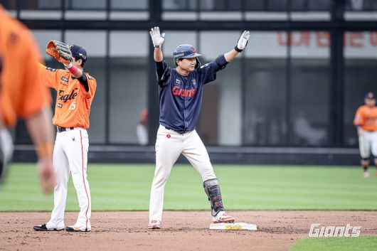 롯데 손호영이 24일 대전 한화생명 볼파크에서 열린 2025 KBO리그 한화전에서 2루타를 때린 후 타임을 걸고 있다. 사진 | 롯데 자이언츠