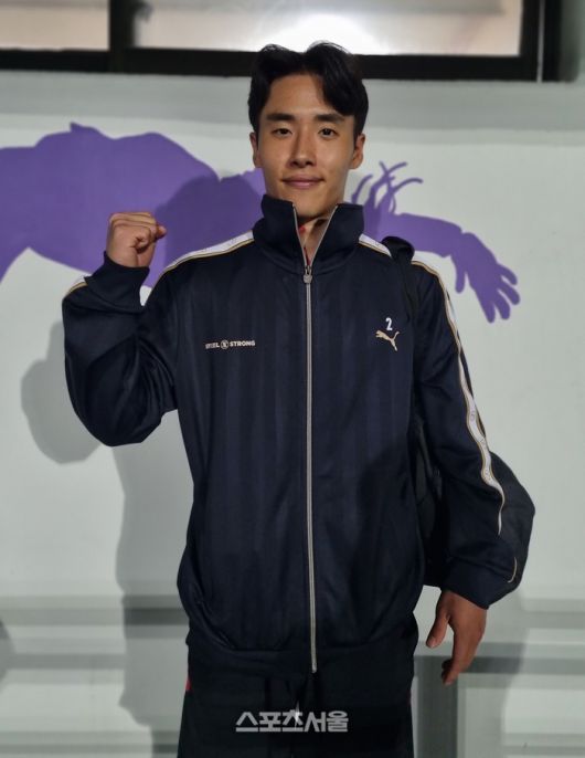 포항 어정원이 안양전이 끝난 뒤 포즈를 취하고 있다. 사진 | 안양=박준범기자