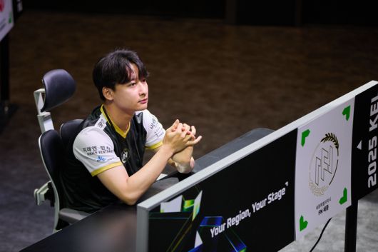 FN세종 이원상이 25일 부산 진구 부산e스포츠경기장에서 열린 2025 KEL FC온라인 모바일 A조 경기를 준비하고 있다. 사진 | 한국e스포츠협회