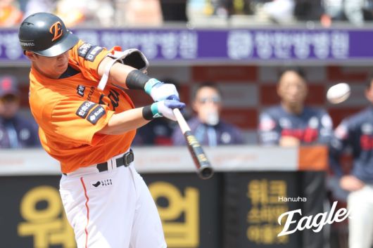 한화 노시환이 25일 대전 한화생명 볼파크에서 열린 2025 KBO리그 롯데전에서 1회말 스리런 홈런을 때리고 있다. 사진 | 한화 이글스