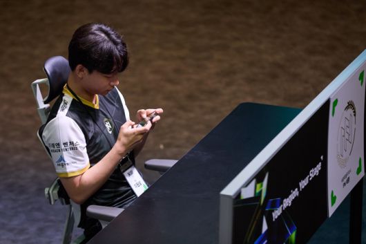 FN세종 이원상이 25일 부산 진구 부산e스포츠경기장에서 열린 2025 KEL FC온라인 모바일 A조 경기에 임하고 있다. 사진 | 한국e스포츠협회