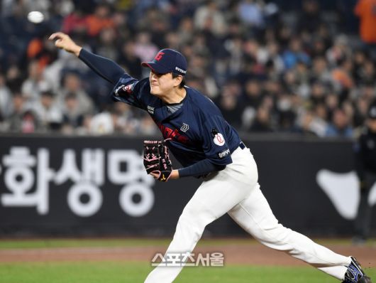 롯데 김원중이 대전 한화생명 볼파크에서 열린 2025 KBO리그 한화와 경기 9회말 등판해 힘차게 공을 던지고 있다. 대전 | 박진업 기자 upandup@sportsseoul.com