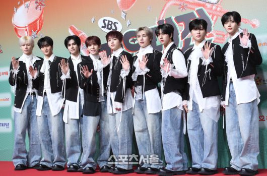 크래비티가 25일 영종도 인스파이어 리조트 그랜드볼륨에서 열린 SBS 가요대전 레드카펫 행사에서 포즈를 취하고 있다.2024. 12. 25.영종도 | 최승섭기자 thunder@sportsseoul.com