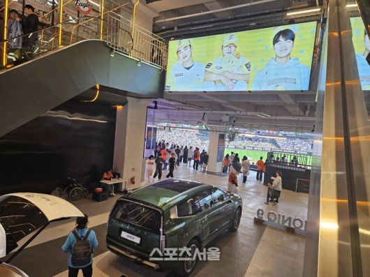 24일 대전 한화생명 볼파크에서 롯데와 한화가 2025 KBO리그 정규시즌 경기를 치른 가운데 1층에 차량이 전시되어 있다. 대전 | 김동영 기자 raining99@sportsseoul.com