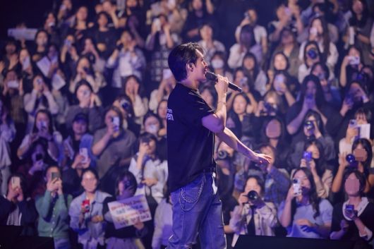 데뷔 12년 만에 첫 단독 콘서트를 연 이해준은 2시간 동안 음악과 대화로 소통했다. 사진 | EMK엔터테인먼트
