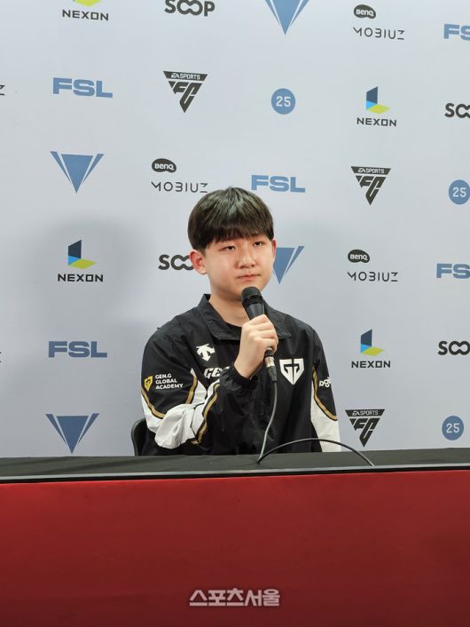 젠지 고원재가 26일 FC온라인 슈퍼 챔피언스 리그 스프링 16강전 승리 후 취재진 인터뷰에 응하고 있다. 잠실 | 강윤식 기자 skywalker@sportsseoul.com