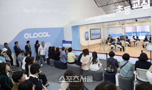 김대중 교육감이  글로컬 초등 미래교실 수업을 참관하고 있다 = 전남교육청 제공