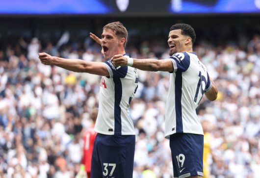 솔랑케(오른쪽)와 판 더 벤. 사진 | 런던=EPA연합뉴스