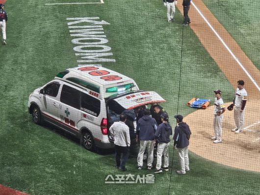 롯데와 키움이 29일 고척스카이돔에서 2025 KBO리그 정규시즌 경기를 치르는 가운데 7회초 롯데 전민재가 키움 양지율이 던진 속구에 머리를 맞았다. 일어나지 못했고, 구급차로 후송됐다. 고척 | 김동영 기자 raining99@sportsseoul.com