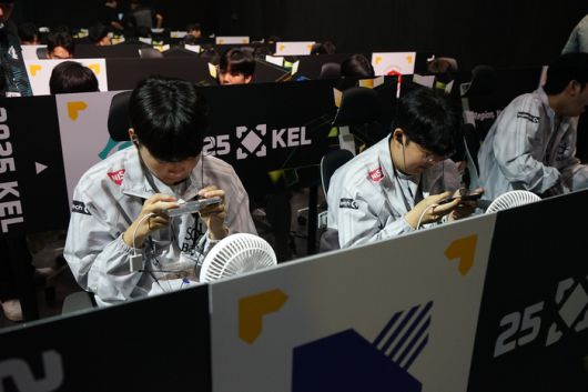 DRX 선수단이 24일 부산 진구 부산e스포츠경기장에서 열린 2025 KEL 배틀그라운드 모바일 본선 1일차 경기에 임하고 있다. 사진 | 한국e스포츠협회