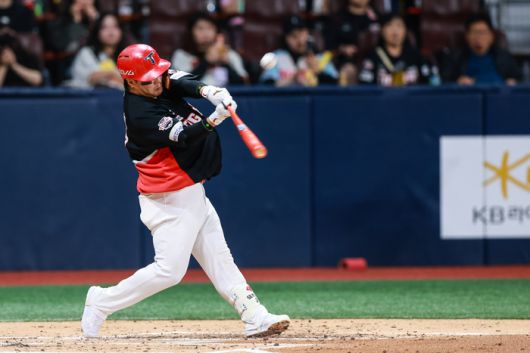 KIA 김선빈이 7일 고척스카이돔에서 열린 2025 KBO리그 키움전에서 3회초 2루타를 때리고 있다. 사진 | KIA 타이거즈