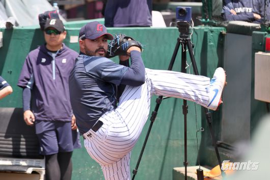 롯데 감보아가 18일 사구장에서 불펜피칭을 하고 있다. 사진 | 롯데 자이언츠