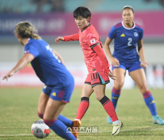 지소연이 8일 이천종합운동장에서 열린 여자축구 국가대표 평가전 필리핀과 경기에서 동료에게 패스를 하고 있다. 2024. 4. 8.이천 | 최승섭기자 thunder@sportsseoul.com