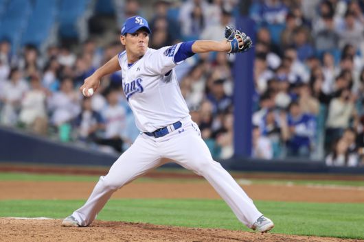 삼성 김재윤이 27일 대구삼성라이온즈파크에서 열린 2025 KBO리그 롯데전에서 8회 올라와 역투하고 있다. 사진 | 삼성 라이온즈