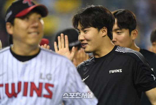 LG 선발투수 임찬규가 27일 잠실구장에서 열린 2025 KBO리그 한화와 경기에서 7이닝 1실점 호투로 시즌 8승을 거두며 다승 공동 선두로 올라선 뒤 동료들과 하이파이브를 하고 있다. 잠실 | 박진업 기자 upandup@sportsseoul.com