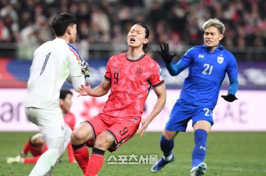 축구국가대표팀의 조규성이 21일 서울월드컵경기장에서 열린 월드컵지역예선 태국과의 경기에서 상대 골키퍼에게 공이 잡히자 아쉬워하고 있다. 2024. 3. 21. 박진업 기자 upandup@sportsseoul.com