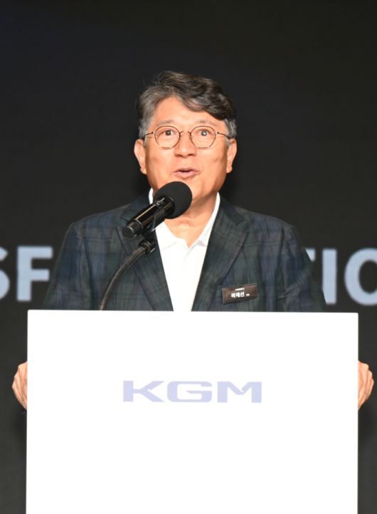 KGM은 지난해 8월 트랜스포메이션 데이를 열고 미래 모빌리티 기업으로 도약을 위한 주요 전략 공유 및 신차 ‘액티언’ 을 출시하며 새로운 변화와 시작을 공식 선언했다. 사진은 곽재선 회장이 인사말을 하는 모습.