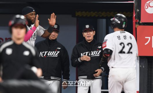 KT 장성우를 반기는 KT 선수들의 모습. 수원 | 최승섭기자 thunder@sportsseoul.com