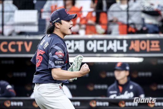 롯데 정철원이 24일 대전 한화생명 볼파크에서 열린 2025 KBO리그 한화전에서 8회말 수비를 마친 후 포효하고 있다. 사진 | 롯데 자이언츠