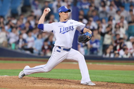 삼성 김재윤이 27일 대구삼성라이온즈파크에서 열린 2025 KBO리그 롯데전에서 8회 올라와 역투하고 있다. 사진 | 삼성 라이온즈