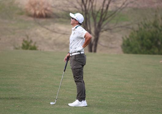 김홍택이 17일 라비에벨 골프&리조트에서 열린 KPGA투어 DB손해보험 프로미오픈 첫날 허리 통증을 참으려 애쓰고 있다. 사진 | KPGA