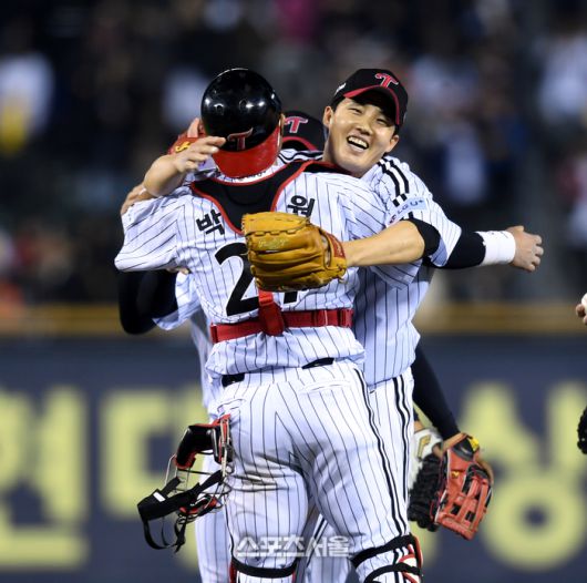 LG 선발투수 임찬규가 26일 잠실구장에서 열린 2025 KBO리그 한화와 경기 후 포수 박동원과 포옹을 하고 있다. 잠실 | 최승섭기자 thunder@sportsseoul.com