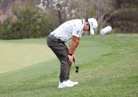 김홍택이 17일 라비에벨 골프&리조트에서 열린 KPGA투어 DB손해보험 프로미오픈 첫날 허리 통증 탓에 고개를 숙이고 있다. 사진 | KPGA