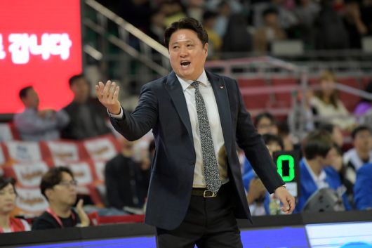 문경은 감독이 작전 지시를 하고 있다. 사진 | KBL