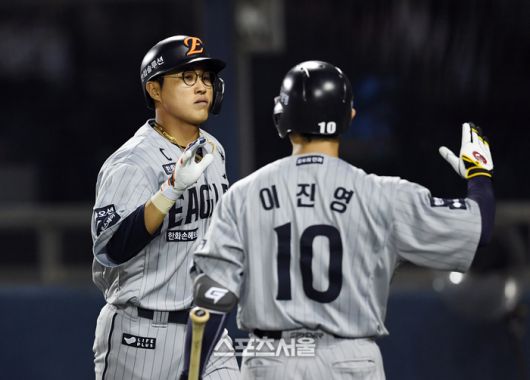 한화 채은성(왼쪽)이 28일 잠실구장에서 열린 2025 KBO리그 LG와 경기 연장 11회초 2사 1루 상황에서 LG 박명근을 상대로 2점 홈런을 치고 이진영과 하이파이브를 하고 있다. 채은성의 시즌 6호 홈런. 잠실 | 박진업 기자 upandup@sportsseoul.com