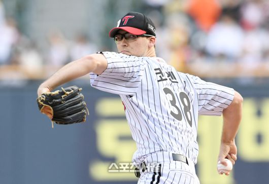 LG 코엔 윈이 28일 잠실구장에서 열린 2025 KBO리그 한화와 경기에 선발 등판해 힘차게 공을 던지고 있다. 잠실 | 박진업 기자 upandup@sportsseoul.com