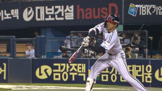 LG 이영빈이 27일 서울 잠실구장에서 열린 2025 KBO리그 정규시즌 한화전 7회말 스윙을 참고 있다. 체크스윙 판정에 들어갔고 볼로 선언됐다. 사진 | 티빙