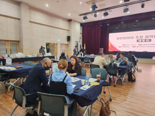 김승미 예인코스메틱 대표가 강원특별자치도경제진흥원 주관 일본바이어 초청 영동권 상담회에서 바이어들과 상담을 하고 있다.  사진|예인코스메틱