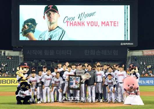 LG 코엔 윈(가운데)이 28일 잠실구장에서 열린 2025 KBO리그 한화와 경기 후 진행된 고별식에서 동료들과 기념촬영을 하고 있다. 에르난데스의 대체 외국인선수로 6주간 활약한 코엔 윈은 이날 마지막 선발 등판을 했다. 코엔 윈은 5경기 1승 1패 평균자책점 7.04의 기록을 남겼다. 잠실 | 박진업 기자 upandup@sportsseoul.com