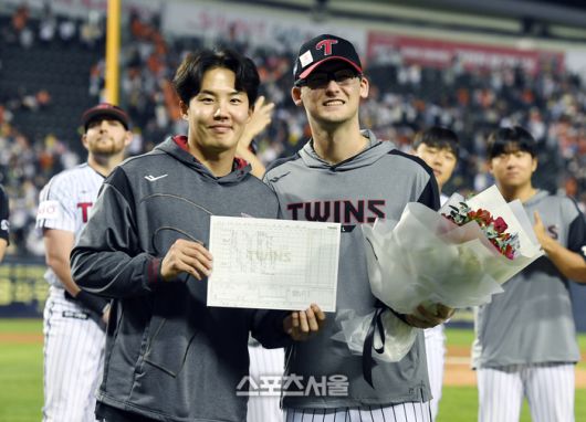 LG 코엔 윈(오른쪽)이 28일 잠실구장에서 열린 2025 KBO리그 한화와 경기 후 진행된 고별식에서 임찬규로부터 첫 승 달성시의 기록지를 전달받고 있다. 에르난데스의 대체 외국인선수로 6주간 활약한 코엔 윈은 이날 마지막 선발 등판을 했다. 코엔 윈은 5경기 1승 1패 평균자책점 7.04의 기록을 남겼다. 잠실 | 박진업 기자 upandup@sportsseoul.com