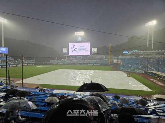 28일 대구삼성라이온즈파크에서 롯데와 삼성이 2025 KBO리그 정규시즌 주중 3연전 두 번째 경기를 치른 가운데, 경기 시작 5분 만에 많은 비가 쏟아지면서 대형 방수포를 설치했다. 대구 | 김동영 기자 raining99@sportsseoul.com