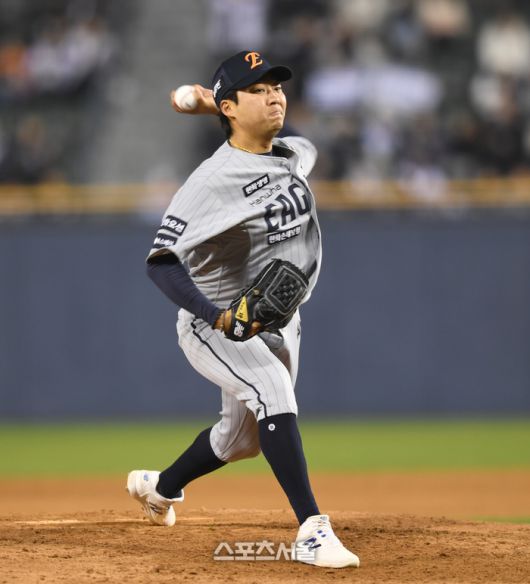 두산 투수 김범수가 10일 잠실구장에서 열린 2025 KBO 리그 한화와 경기 8회 역투하고 있다. 잠실 | 최승섭기자 thunder@sportsseoul.com