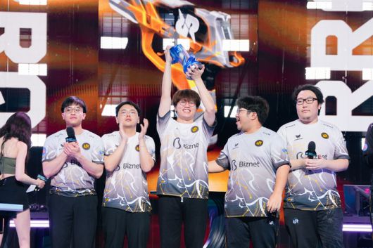 RRQ가 11일 서울 상암SOOP콜로세움에서 열린 2025 VCT 퍼시픽 스테이지1 결승전 우승 후 세리머니하고 있다. 사진 | 라이엇 게임즈