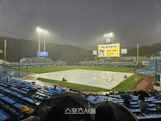 28일 대구삼성라이온즈파크에서 롯데와 삼성이 2025 KBO리그 정규시즌 주중 3연전 두 번째 경기를 치른 가운데, 경기 시작 5분 만에 많은 비가 쏟아지면서 대형 방수포를 설치했다. 대구 | 김동영 기자 raining99@sportsseoul.com
