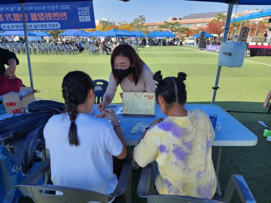 김승미 예인코스메틱 대표가 ‘2022 주문진 청소년 페스티벌 꿈.지.락 AGAIN ’에서 학생들에게 천연화장품 만들기 체험 프로그램을 설명하고 있다.  사진|예인코스메틱