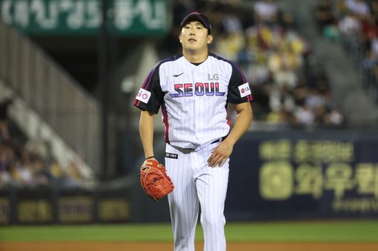 LG 손주영이 2일 서울 잠실구장에서 열린 2025 KBO리그 정규시즌 SSG전 수비 후 마운드를 내려가고 있다. 사진 | LG 트윈스