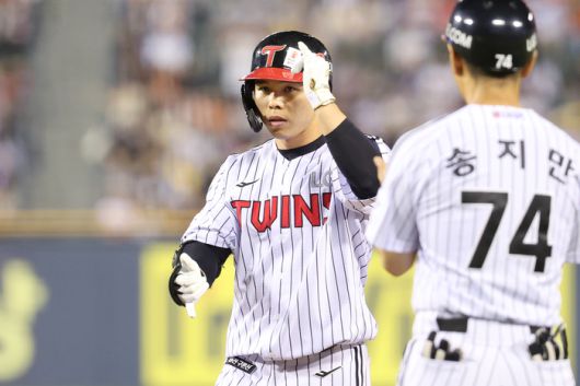 LG 문성주가 28일 서울 잠실구장에서 열린 2025 KBO리그 정규시즌 한화전서 안타를 치고 세리머니하고 있다. 사진 | LG 트윈스