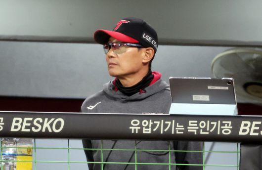 LG 염경엽 감독이 25일 광주-기아 챔피언스 필드에서 열린 2025 KBO리그 정규시즌 KIA전을 더그아웃에서 지켜보고 있다. 사진 | 연합뉴스