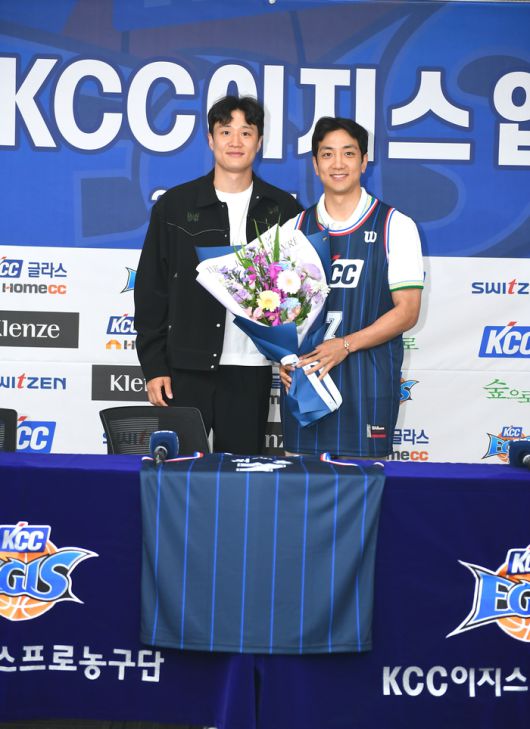 ‘허씨 형제’ 허웅(왼쪽)과 허훈(오른쪽)이 한솥밥을 먹는다. 사진 | KBL