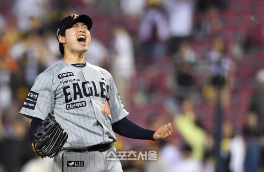 한화 조동욱이 28일 잠실구장에서 열린 2025 KBO리그 LG와 경기 연장 11회말 2사 만루 상황에서 LG 함창건을 상대로 삼진 아웃을 잡고 승리를 지켜내면서 포효하고 있다. 잠실 | 박진업 기자 upandup@sportsseoul.com