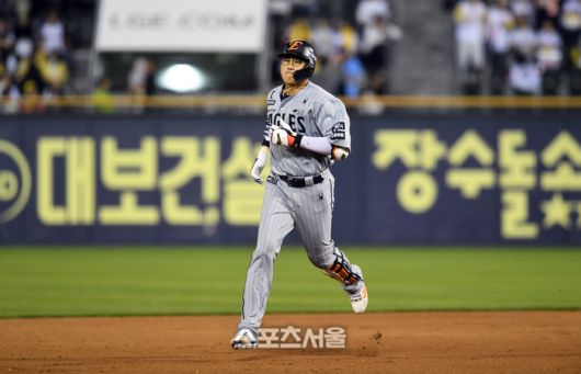 한화 채은성이 28일 잠실구장에서 열린 2025 KBO리그 LG와 경기 연장 11회초 2사 1루 상황에서 LG 박명근을 상대로 2점 홈런을 치고 베이스를 돌고 있다. 채은성의 시즌 6호 홈런. 잠실 | 박진업 기자 upandup@sportsseoul.com