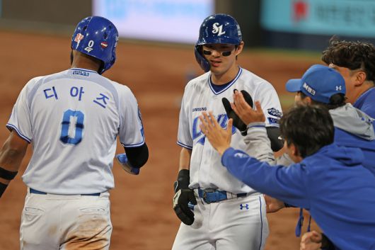 삼성 구자욱(가운데)이 29일 대구삼성라이온즈파크에서 열린 2025 KBO리그 롯데전에서 5회말 득점에 성공한 후 동료들과 하이파이브를 하고 있다. 사진 | 삼성 라이온즈