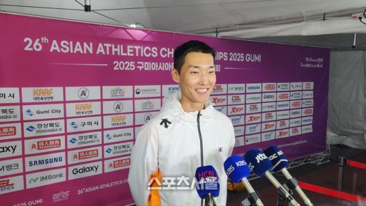 높이뛰기 간판 우상혁이 29일 경북 구미시민운동장에서 열린 2025 아시아육상경기선수권 남자 높이뛰기 결선에서 2m29를 뛰어넘어 우승한 뒤 취재진과 인터뷰하고 있다. 사진 | 구미=김용일 기자